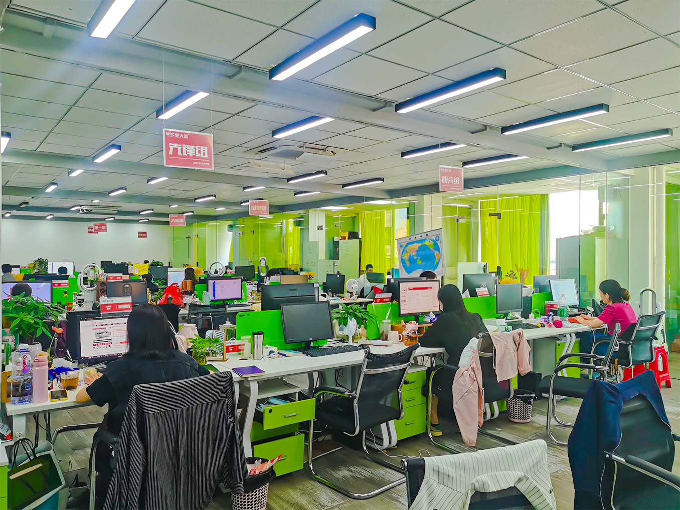 快三导师带计划赚钱健身房一角